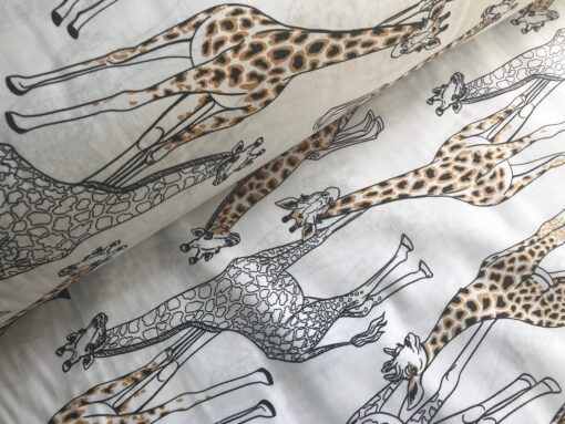Ткань Ранфорс с жирафами на белом фоне 240 см