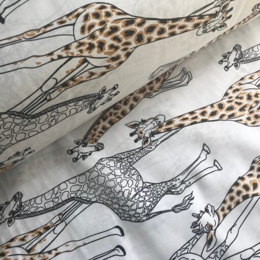 Ткань Ранфорс с жирафами на белом фоне 240 см